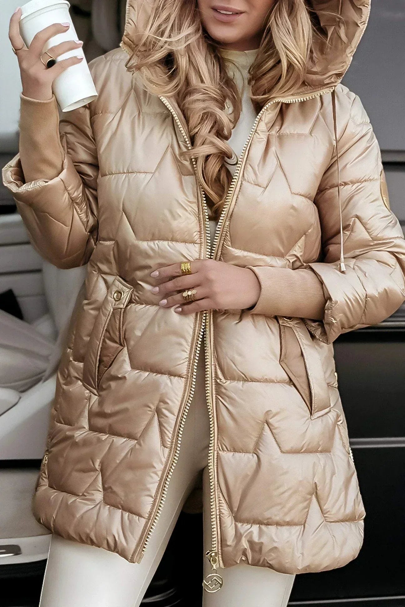 Noor – Glanzende winterjas met capuchon